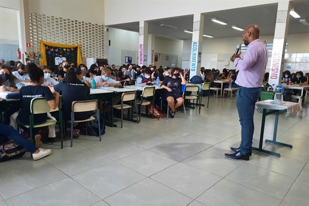 O vereador Acácio na palestra da escola Dr. Jorge Coury