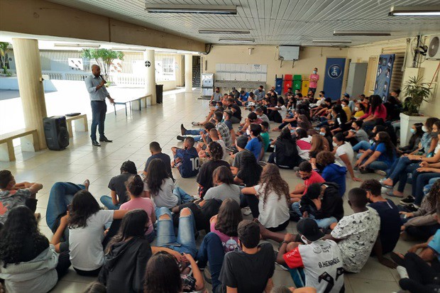 Acácio Godoy faz palestra na escola Manasses 