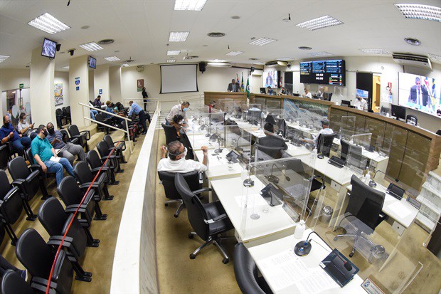 Visão geral do plenário da Câmara na noite desta quinta-feira