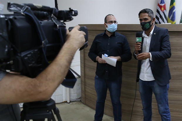 Fabrício Polezi (à direita) foi entrevistado pelo jornalista Fábio Alvarez (à esquerda) na noite desta segunda-feira (6)