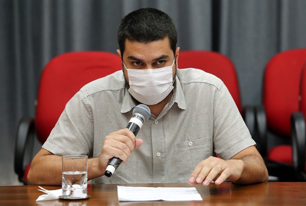 Professor Fernando Monteiro Camargo, representando a secretária municipal de Assistência e Desenvolvimento Pessoal, Euclídia Fioravante