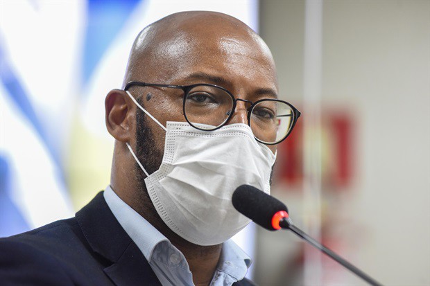 Acácio Godoy, vice-presidente da Câmara, em discurso na tribuna na noite desta segunda-feira (13)