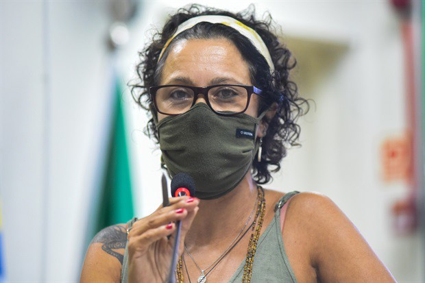 Silvia Morales ocupou a tribuna na reunião ordinária desta segunda-feira