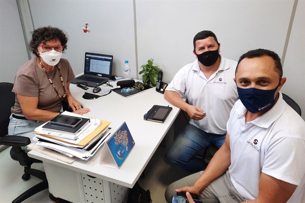 Vereadora Rai de Almeida (PT) discute uso da energia fotovoltaica com o engenheiro Igor Lacerda e o técnico Luis Cláudio 