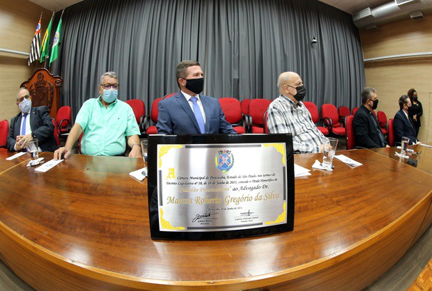 O advogado Marcos Roberto Gregório da Silva recebeu o Título de “Cidadão Piracicabano” na noite desta terça-feira (21) 