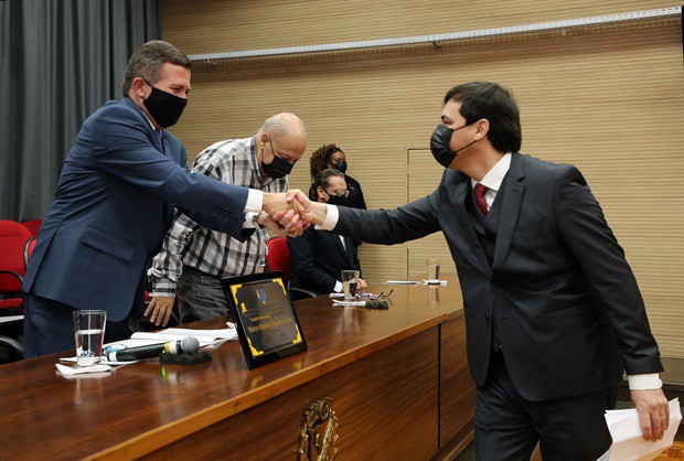O advogado Marcos Roberto Gregório da Silva recebeu o Título de “Cidadão Piracicabano” na noite desta terça-feira (21) 