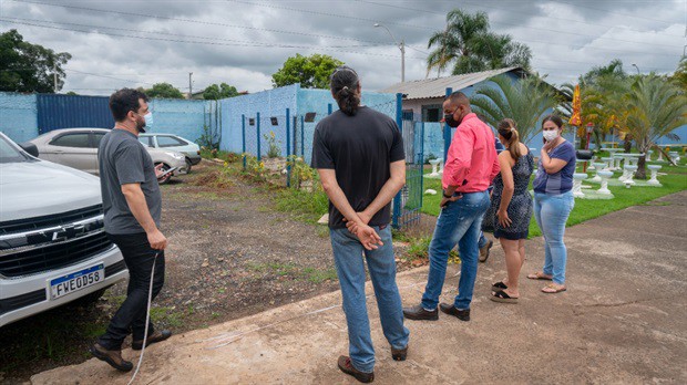 Thiago Ribeiro acompanha engenheiros da Semob em visita à E.E. Eduir Benedicto Scarpari. Unidade sofre com problemas no trânsito durante entrada e saída de alunos