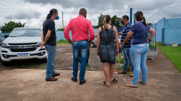 Thiago Ribeiro acompanha engenheiros da Semob em visita à E.E. Eduir Benedicto Scarpari. Unidade sofre com problemas no trânsito durante entrada e saída de alunos