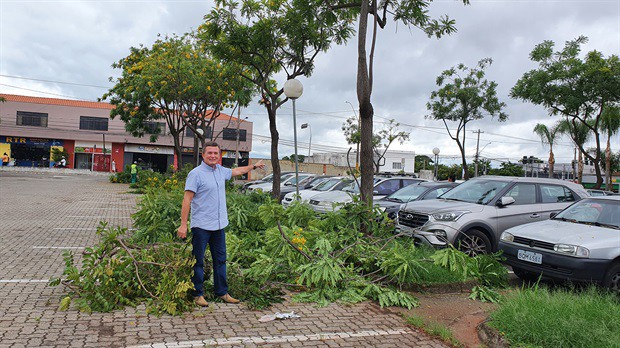 Laércio Trevisan Jr. acompanhou o serviço de poda de árvores na Estação da Paulista