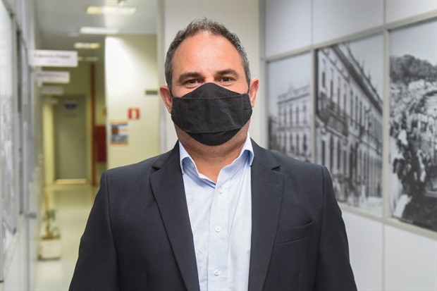 “Estamos em um momento de uma nova onda da pandemia e de um surto de gripe fora de época. A saúde das pessoas é prioridade no meu mandato", explica Josef Borges