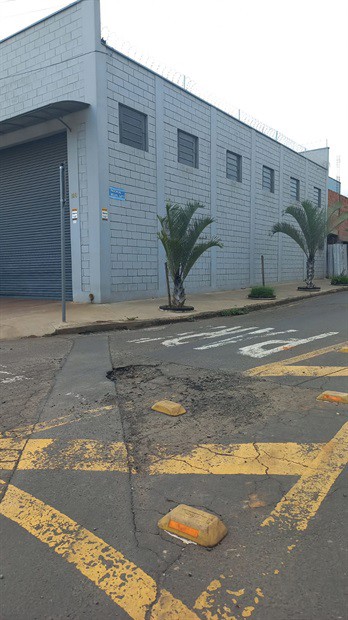 Thiago Ribeiro (à esquerda) foi acompanhado em sua visita pelo líder comunitário Carlos de Souza