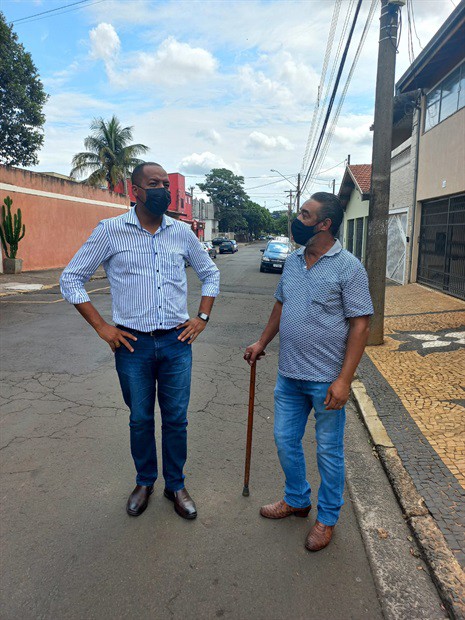 Thiago Ribeiro (à esquerda) foi acompanhado em sua visita pelo líder comunitário Carlos de Souza