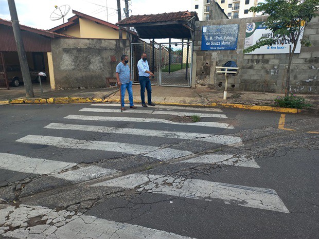 Thiago Ribeiro (à esquerda) foi acompanhado em sua visita pelo líder comunitário Carlos de Souza
