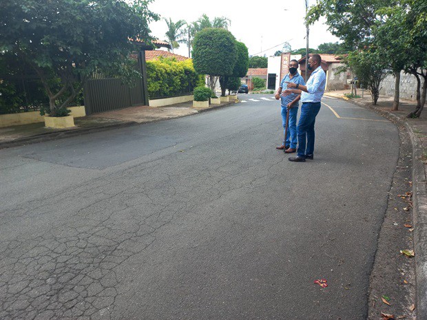 Thiago Ribeiro (à esquerda) foi acompanhado em sua visita pelo líder comunitário Carlos de Souza