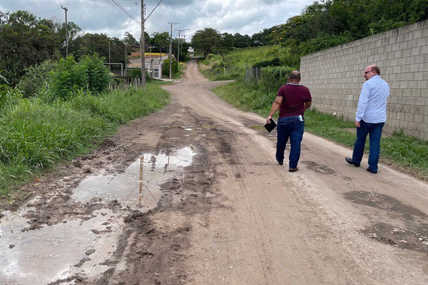Anilton Rissato visitou o bairro a pedido de moradores, que reclamam dos buracos nas ruas