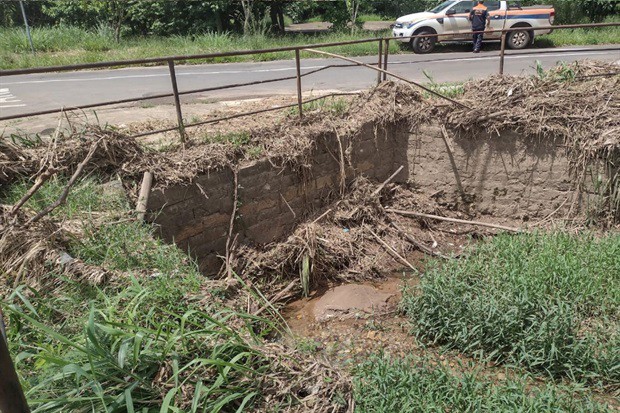 Moradores pedem por desobstrução das manilhas para o escoamento da água.