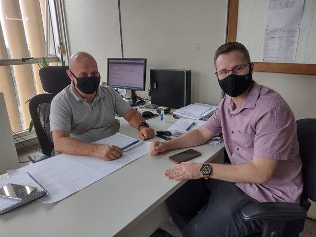 Gustavo Pompeo (à direita) pede ao Secretário de Obras que pavimentação de rua na Vila Industrial seja concluída