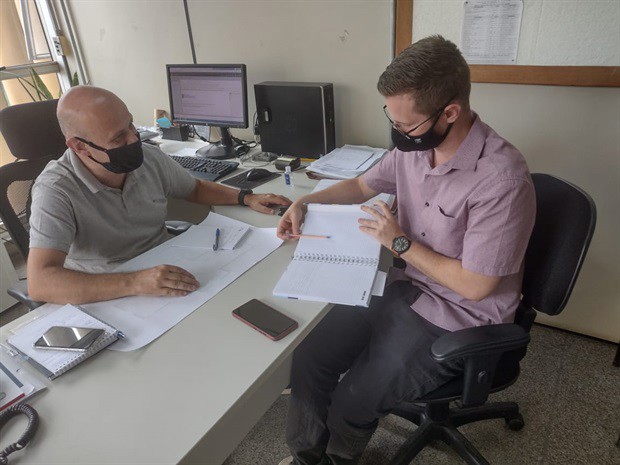Gustavo Pompeo (à direita) pede ao Secretário de Obras que pavimentação de rua na Vila Industrial seja concluída