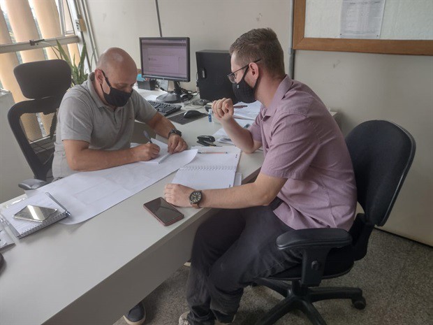 Gustavo Pompeo (à direita) pede ao Secretário de Obras que pavimentação de rua na Vila Industrial seja concluída