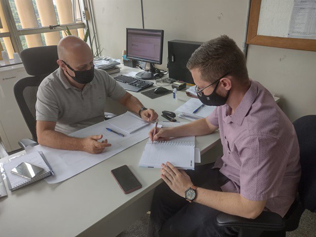 Gustavo Pompeo (à direita) pede ao Secretário de Obras que pavimentação de rua na Vila Industrial seja concluída