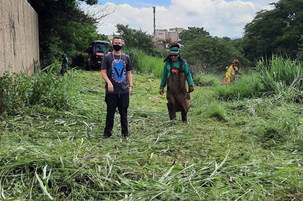 Mato alto preocupava moradores do Mário Dedini, que temiam encontro com animais peçonhentos
