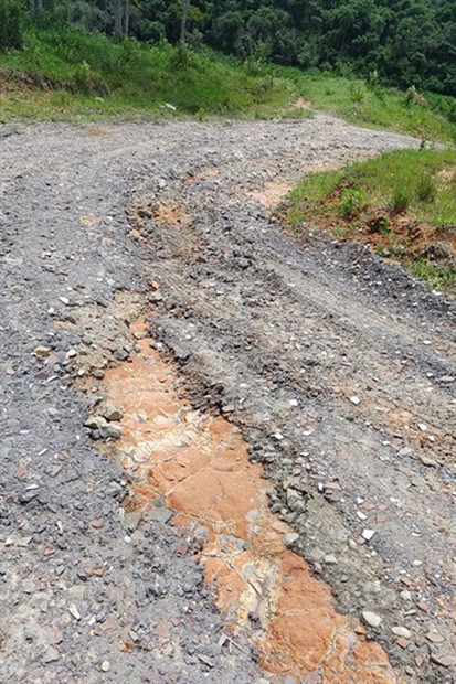 Obras de reparo na cabeceira da ponte da estrada José Henrique Karches de Menezes, no Nova Suíça
