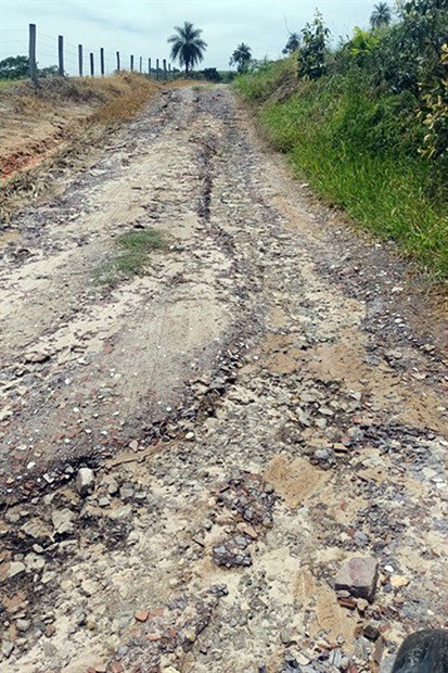 Obras de reparo na cabeceira da ponte da estrada José Henrique Karches de Menezes, no Nova Suíça