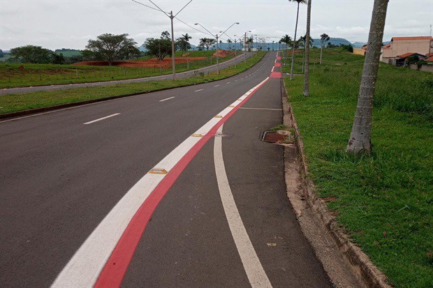 Ciclofaixa de 4,3 km foi instalada nas avenidas Oscar Lázaro Berreta e Maria Júlia de Camargo Dini, em Artemis