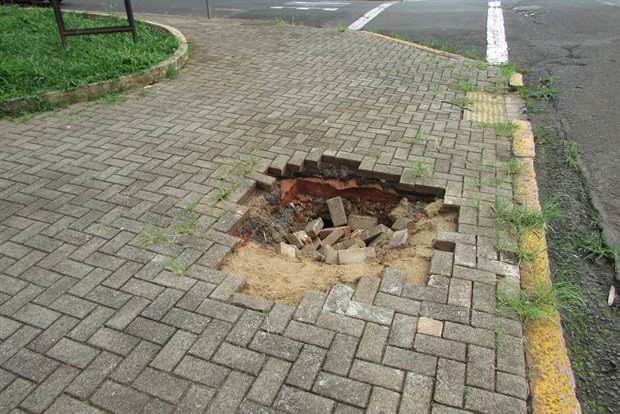 Kawai verificou que buraco em calçada segue sem manutenção