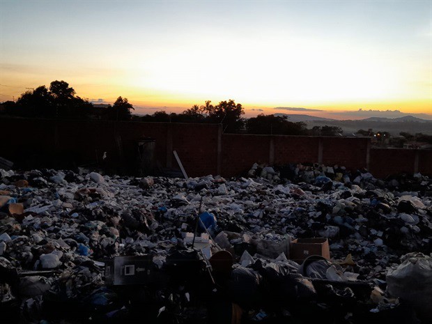 Moradores reclama de lixo depositado no bairro Residencial Paineiras