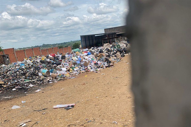 Moradores reclama de lixo depositado no bairro Residencial Paineiras