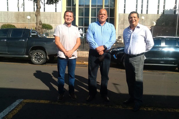 Da esquerda para a direita: Laércio Trevisan Jr., Gal. João Camilo Pires de Campos e Dr. Luiz Antônio Cunha