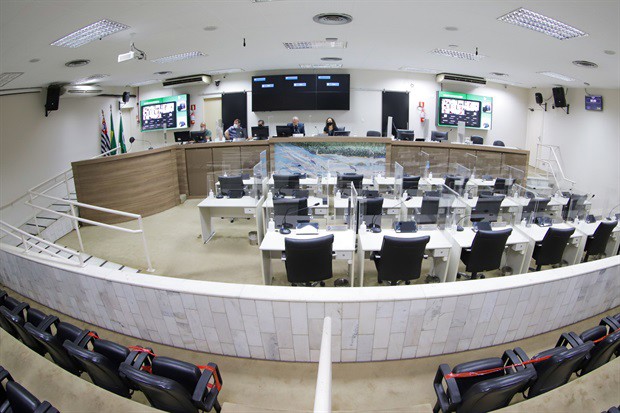 No plenário, apenas a presença do presidente da Câmara, vereador Gilmar Rotta, e de alguns servidores que dão suporte para a realização dos trabalhos por meio do Sistema de Deliberação Remota