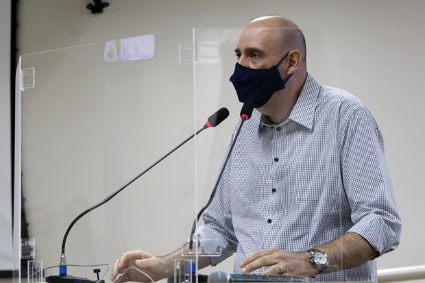 Paulo Henrique Paranhos Ribeiro é autor do requerimento que reconhece o trabalho de Edson Bruno Oliveira Meneses na promoção da saúde e do esporte
