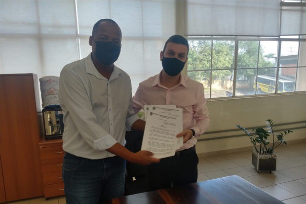 Thiago Ribeiro (à esquerda) apresentou ao novo secretário municipal de Educação, Bruno Roza, projetos de lei de sua autoria