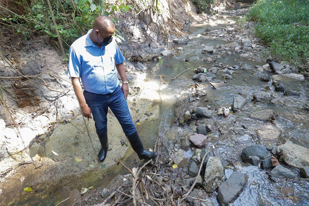 Vereadores da comissão verificaram descarte irregular no Santa Rosa e Santa Terezinha