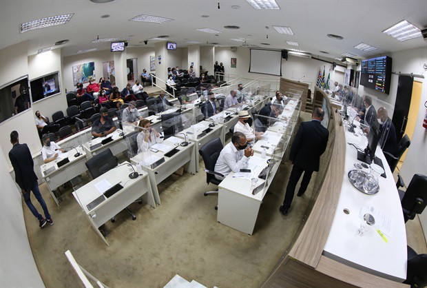 Primeira reunião legislativa presencial do ano foi marcada por debates sobre a greve do funcionalismo municipal