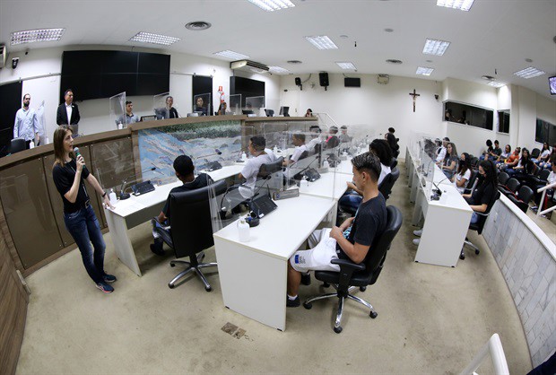 Projeto Conheça o Legislativo realizou o primeiro encontro de 2022 com a participação de alunos do terceiro ano do Ensino Médio da Escola Estadual Dionetti Callegaro Miori, do bairro Água Branca