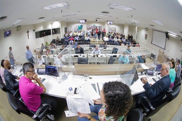 Três reuniões extraordinárias foram realizadas entre a tarde e a noite desta sexta-feira