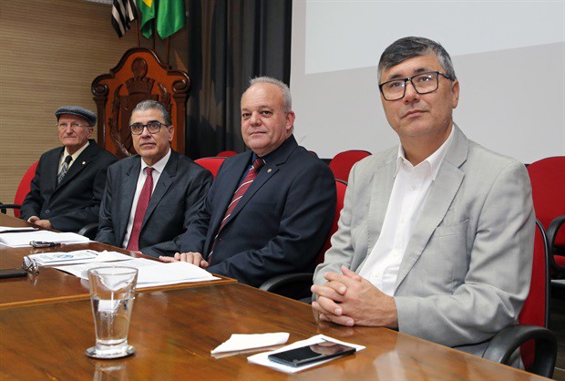 Reunião solene foi realizada na noite desta quarta-feira (11)