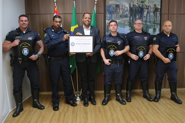 Ação de guardas civis no salvamento de idosa ganha destaque na Câmara