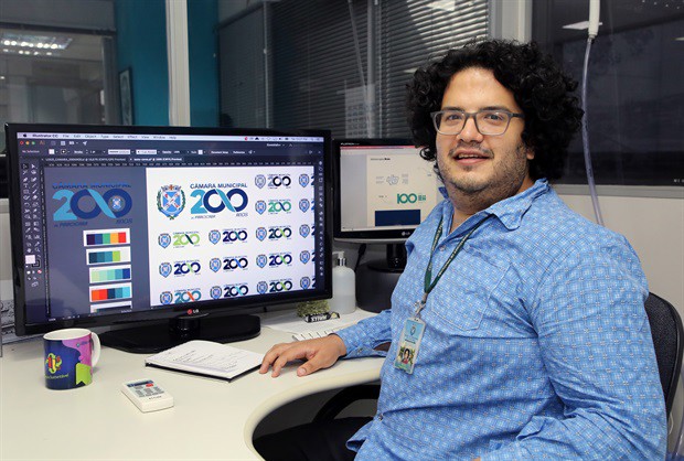 O designer gráfico Saulo Macedo orientou a elaboração do selo em comemoração ao bicentenário