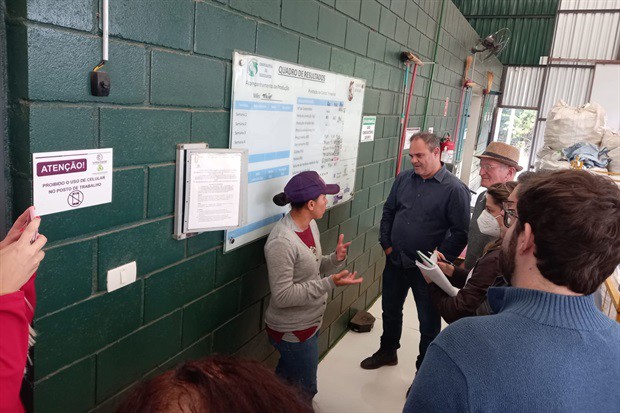 Josef Borges e Paulo Camolesi conheceram cooperativa referência em tratamento de resíduos sólidos
