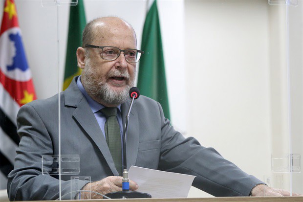 José Osmir Bertazzoni durante a sua fala na tribuna popular, na noite desta segunda-feira (6)