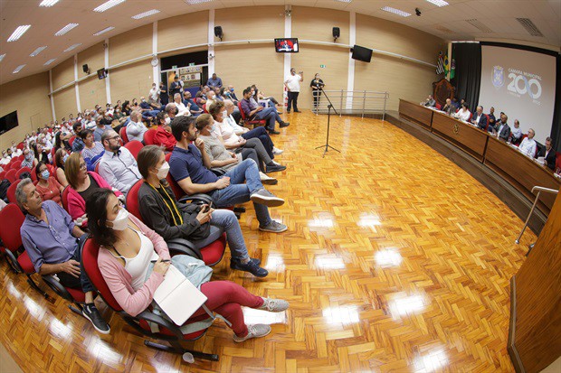Audiência foi transferida do plenário para o salão nobre devido ao grande público presente