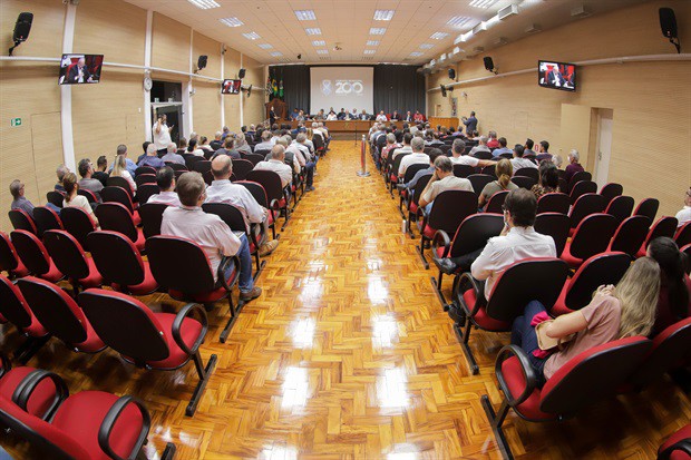 Audiência foi transferida do plenário para o salão nobre devido ao grande público presente
