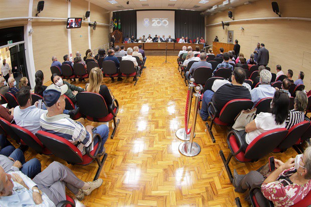 Audiência foi transferida do plenário para o salão nobre devido ao grande público presente