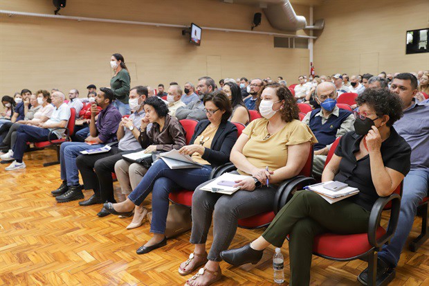 Audiência foi transferida do plenário para o salão nobre devido ao grande público presente