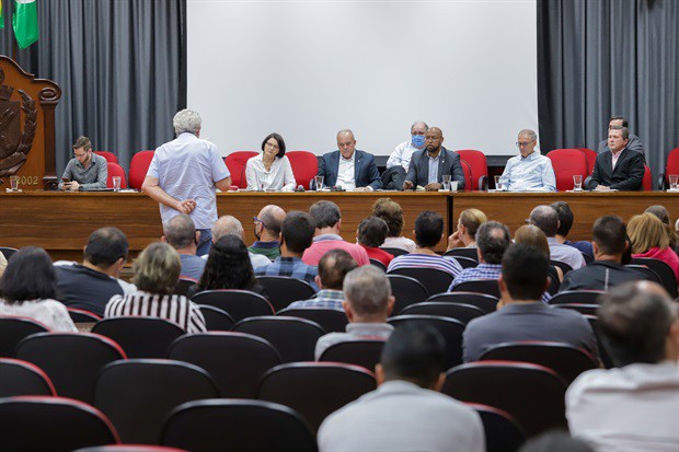 Audiência foi transferida do plenário para o salão nobre devido ao grande público presente