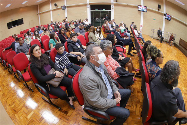 Amigos e familiares acompanharam a reunião solene